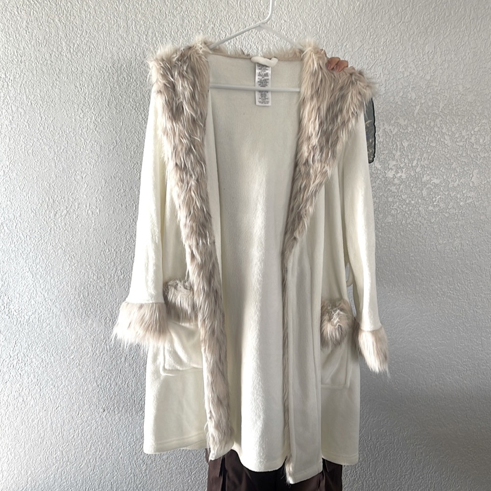 Extremely soft white robe one size only but around M and L